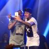 Neymar fez a famosa selfie com Thiaguinho durante show do cantor