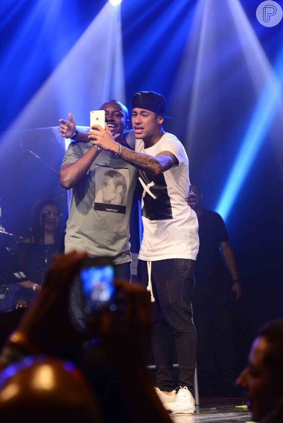 Neymar fez a famosa selfie com Thiaguinho durante show do cantor