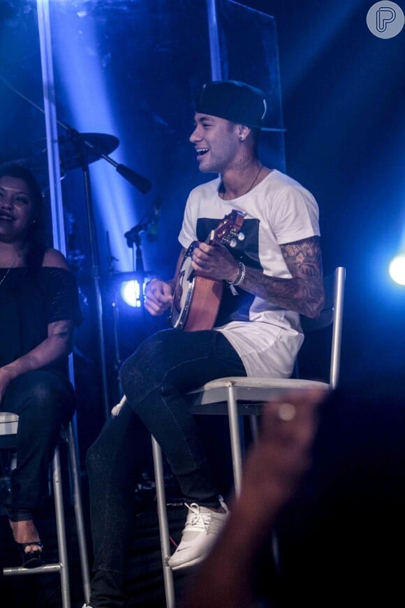 Neymar tocou banjo durante show do amigo Thiaguinho