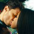 Anitta aparece beijando o ator André Bankoff no clipe de 'Deixa Ele Sofrer'