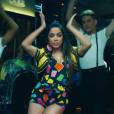  Anitta esbanja sensualidade dançando com look justinho no clipe de 'Deixa Ele Sofrer' 
    