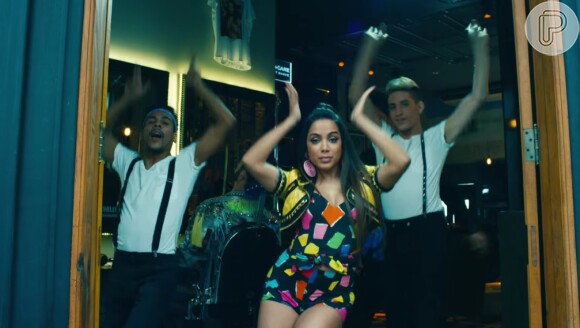 Anitta esbanja sensualidade dançando com look justinho no clipe de 'Deixa Ele Sofrer'
