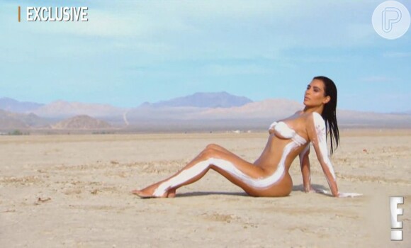 Kim Kardashian apareceu nua com tinta branca cobrindo algumas partes de seu corpo em um dos episódios de 'Keeping Up With The Kardashians'