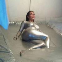 Kim Kardashian relembra ensaio em que aparece nua com tinta prateada no corpo