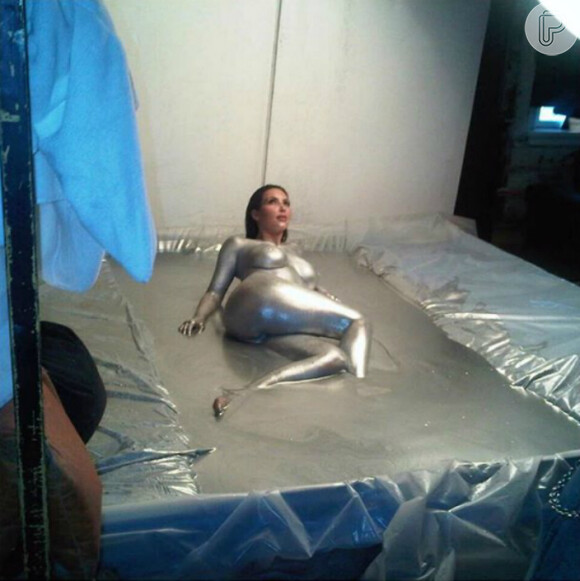 Kim Kardashian compartilhou nesta quinta-feira, 17 de julho de 2015, a imagem dos bastidores de um ensaio nu, com tinta cobrido seu corpo, feito para a 'W Magazine' em novembro de 2010