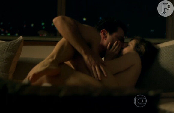 Na novela 'Verdades Secretas', Alex (Rodrigo Lombardi) leva Carolina (Drica Moraes) para cama e conquista a secretária