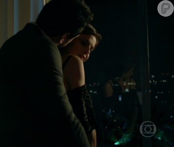 Na novela 'Verdades Secretas', Alex (Rodrigo Lombardi) leva Carolina (Drica Moraes) para seu apartamento e a seduz