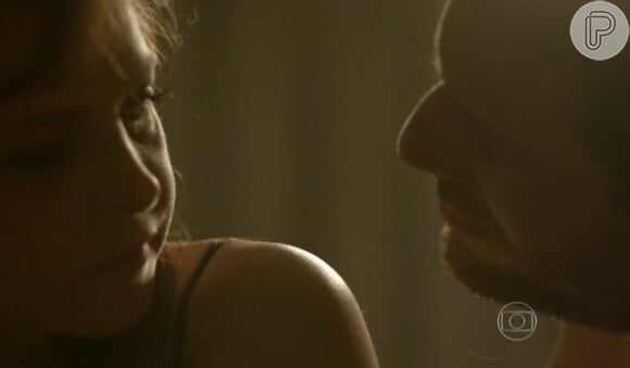 Na novela 'Verdades Secretas', Alex (Rodrigo Lombardi) ilude Carolina (Drica Moraes) para se aproximar de Angel (Camila Queiroz). Obcecado, o empresário pedirá a mão da mãe de Arlete em casamento