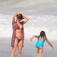 Susana Werner vai à praia com os filhos e exibe corpão