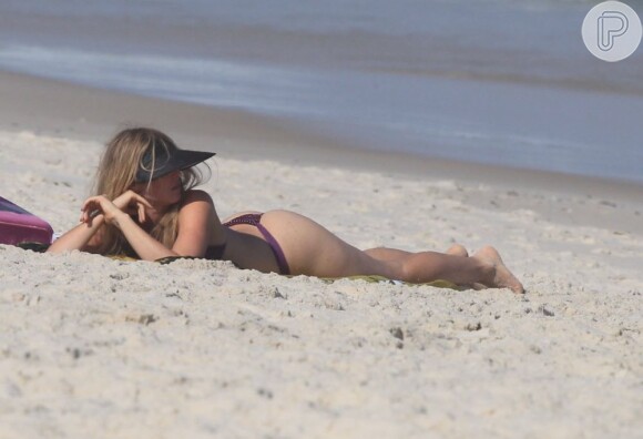 Na praia, Susana aproveitou para colocar o bronzeado em dia