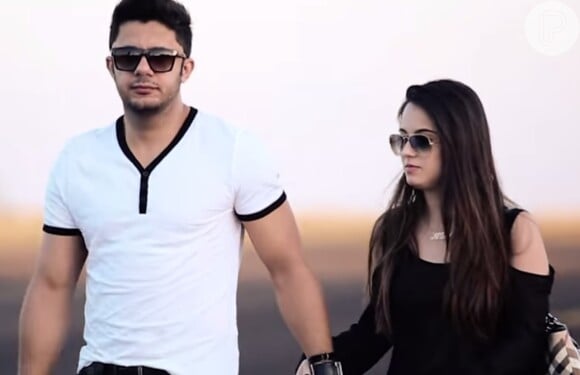 No clipe 'Amo Até no Céu', Cristiano Araújo aparece ao lado da namorada, Allana Moraes. Os dois morreram em acidente de carro no dia 24 de junho