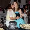 A atriz Anna Livya Padilha ganhou um beijo carinhoso da mãe Maria de Fátima, na comemoração de seus 15 anos 