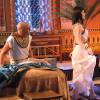 'Os Dez Mandamentos': Tais (Babi Xavier) provoca Meketre (Luciano Szafir) com dança sensual para impedi-lo de sair de casa