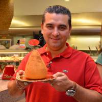 Buddy Valastro, o Cake Boss, conhece coxinha de 1Kg e come pão na chapa em SP