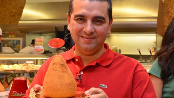Buddy Valastro, o Cake Boss, conhece coxinha de 1Kg e come pão na chapa em SP
