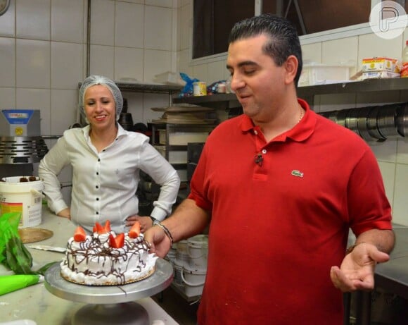 Buddy Valastro mostrando o bolo que confeccionou em panetteria paulista