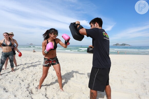 Danielle Winits e Anna Lima suaram a camisa em um treino funcional na praia da Barra da Tijuca, Zona Oeste do Rio, neste sábado, 18 de julho de 2015