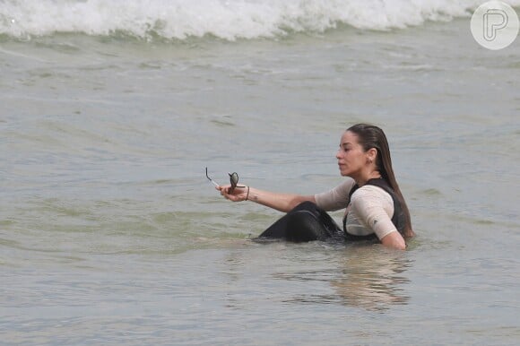 No final do treino, Danielle Winits tomou um banho de mar para se refrescar