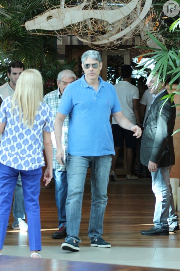 William Bonner deixa restaurante no shopping Village Mall, na Barra da Tijuca, na Zona Oeste do Rio de Janeiro
