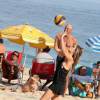 Fernanda Lima se divertu jogando vôlei na companhia de seus filhos gêmeos João e Francisco, neste sábado, 18 de julho de 2015, na praia do Leblon, na Zona Sul do Rio de Janeiro