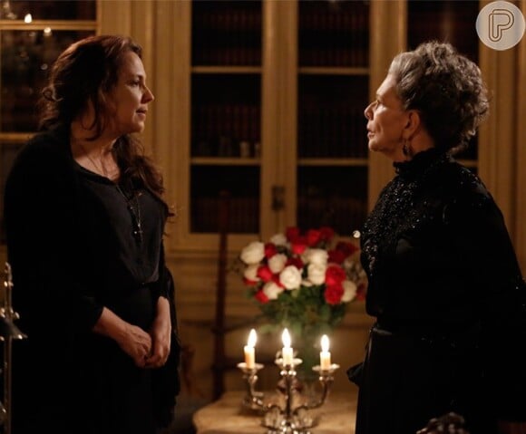 A Condessa Vitória (Irene Ravache) e Emília (Ana Beatriz Nogueira) são inimigas há mais de 20 anos, na novela 'Além do Tempo'