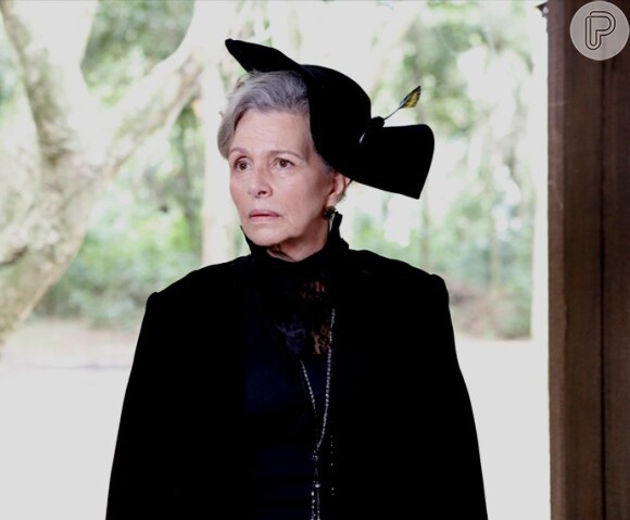 A Condessa Vitória (Irene Ravache) manda colocarem fogo na taberna de Emília (Ana Beatriz Nogueira), na novela 'Além do Tempo'