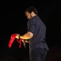 Luan Santana ganha sutiã de fã durante show em São Paulo