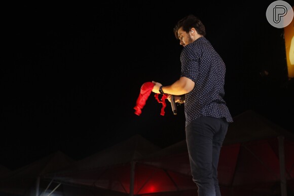 Luan Santana ganhou vários mimos dos fãs durante show realizado em Itapecerica da Serra, no interior de São Paulo, na noite de sábado, dia 18 de julho de 2015