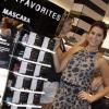 Fernanda Paes Leme posa sorridente na inauguração da loja Sephora, no Rio