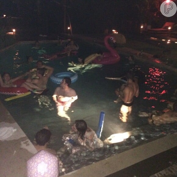 Recentemente Tallulah, uma das filhas de Demi Moore e Bruca Willis, publicou em seu Instagram a foto de uma festa noturna na piscina