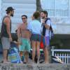 Sheron Menezzes curtiu ao lado de amigos e do noivo, Saulo Bernard, a praia do Leblon, na Zona Sul do Rio, neste domingo, 19 de julho de 2015