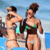 Sheron Menezzes troca de biquíni e exibe corpão em dia de praia no Rio