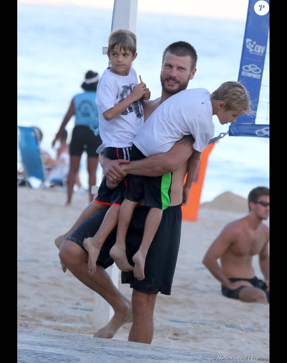 Rodrigo Hilbert Carrega Os Filhos Gemeos Joao E Franciso No Colo Purepeople