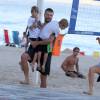 Fernanda Lima passeia na praia do Leblon, Zona Sul do Rio de Janeiro, ao lado do marido, Rodrigo Hilbert, e dos filhos gêmeos, João e Franciso