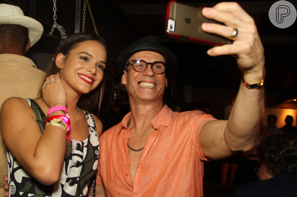 Bruna Marquezine posou para selfie com o coreógrafo Carlinhos de Jesus