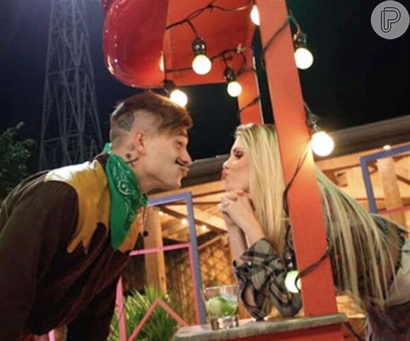 Leonardo Conrado, namorado de Bárbara Evans, não gosta quando a namorada simula selinho com Mateus Verdelho, durante a Festa Junina de "A Fazenda", em 26 de junho de 2013