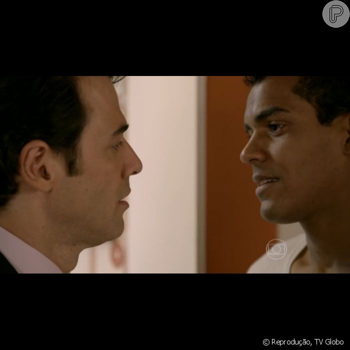 Sérgio (Cláudio Lins) já não consegue mais esconder o envolvimento com