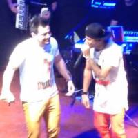 Neymar canta e toca pandeiro em show de dupla sertaneja em SC. Veja vídeos!