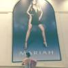 Katy Perry também publicou uma foto em frente ao poster do show de Mariah Carey em Las Vegas, nos Estados Unidos