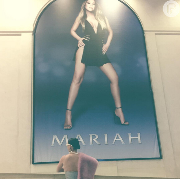 Katy Perry também publicou uma foto em frente ao poster do show de Mariah Carey em Las Vegas, nos Estados Unidos