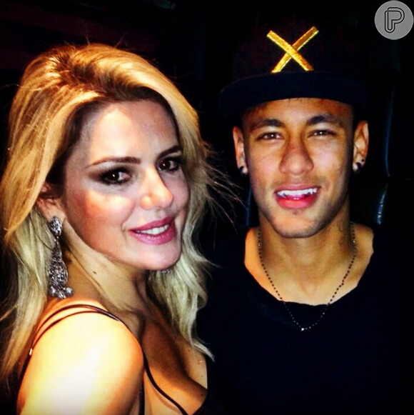 Mari Alexandre esbarrou com Neymar durante as férias do craque no Brasil e não perdeu a oportunidade de tirar uma foto com ele