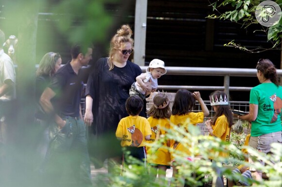 Adele se diverte com o filho, Angelo, em zoológico de Nova York