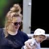 Adele exibe o filho pela primeira vez em passeio em zoológico de Nova York, em 26 de junho de 2013