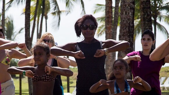 Glória Maria participa de gincana de dança em evento com as filhas na Bahia