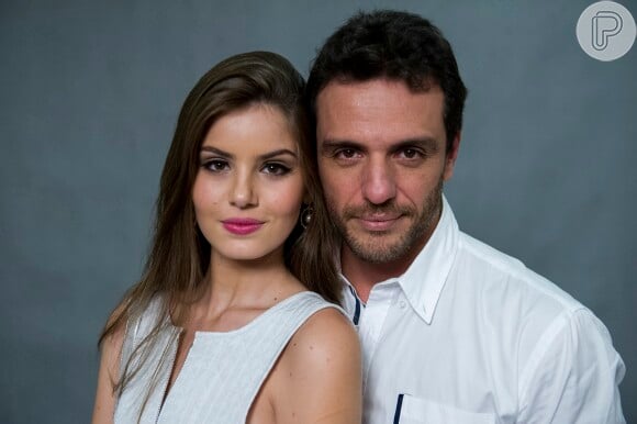 Angel (Camila Queiroz) recebe declaração de amor de Alex (Rodrigo Lombardi), mas afirma que não vai trair a mãe, na novela 'Verdades Secretas'