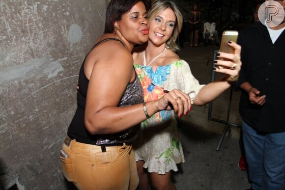 Carla Perez posa com fã no Rio de Janeiro, nesta segunda-feira, 20 de julho de 2015