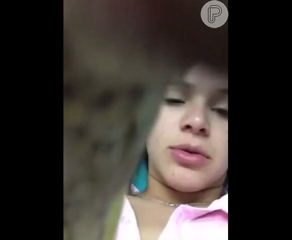 Bruna Marquezine brinca com seu passarinho, que posou no seu celular, em um segundo vídeo: 'Tira os glúteos, por favor'