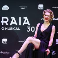Com pernas de fora e decote, Claudia Raia apresenta 'Raia 30 - O Musical', em SP