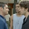 Guto (Bruno Gissoni) publica um vídeo maldoso de Ivan (Marcello Melo Jr.) e Rafael (Chay Suede)