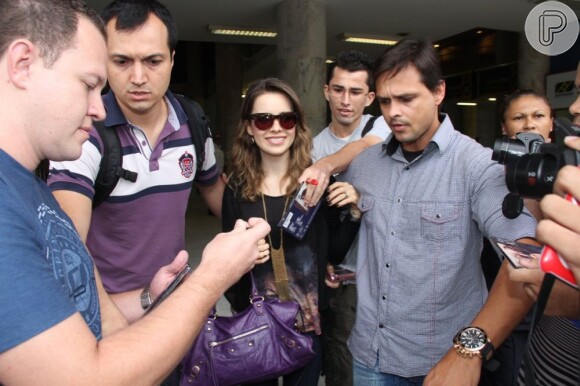 Sandy é recebida por fãs no Aeroporto Santos Dumont, no Rio